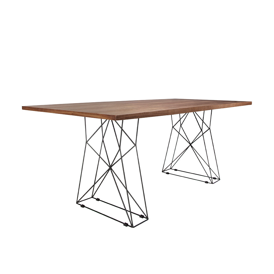 Mesa de comedor de roble con soporte metálico de Angel Cerdá.