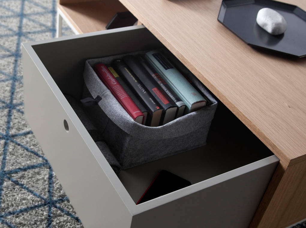 Mesa de café de roble con soporte metálico