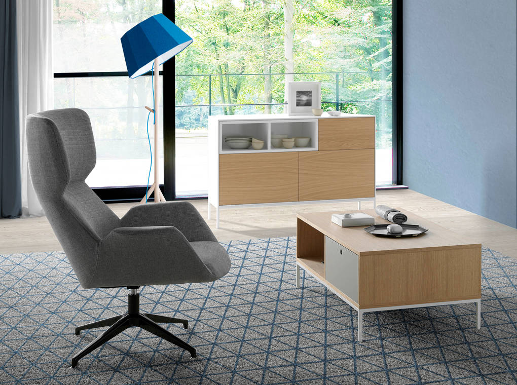 Mesa de café de roble con soporte metálico