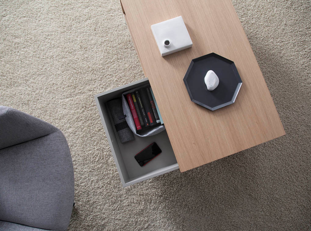 Mesa de café de roble con soporte metálico