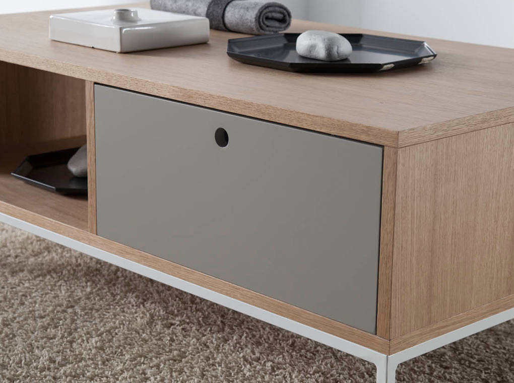 Mesa de café de roble con soporte metálico