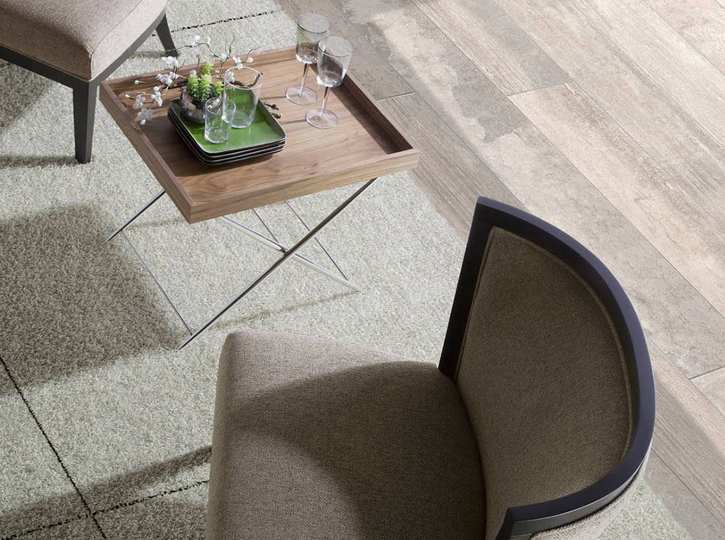 Mesa lateral de roble con soporte metálico Angel Cerdá