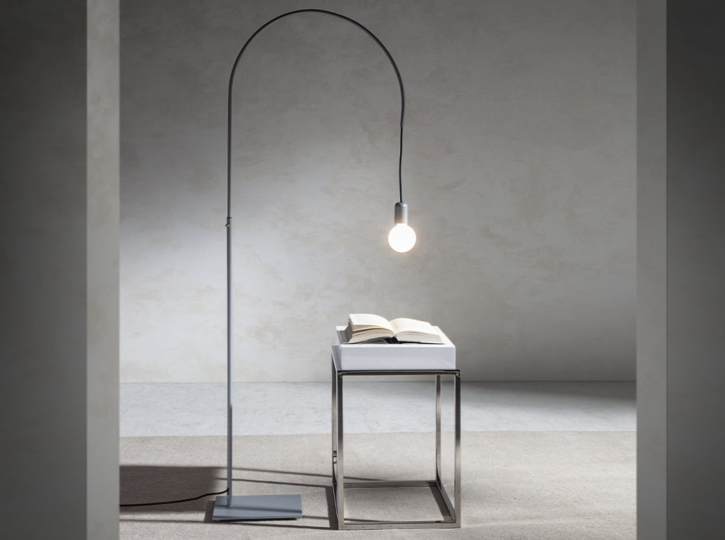 Mesa lateral de madera blanca con soporte metálico Angel Cerdá