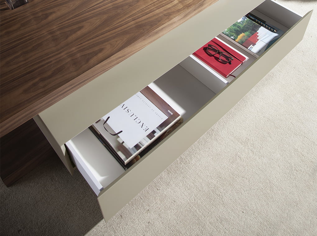 Mesa de café de nogal con cajón central y recipientes de vidrio Angel Cerdá