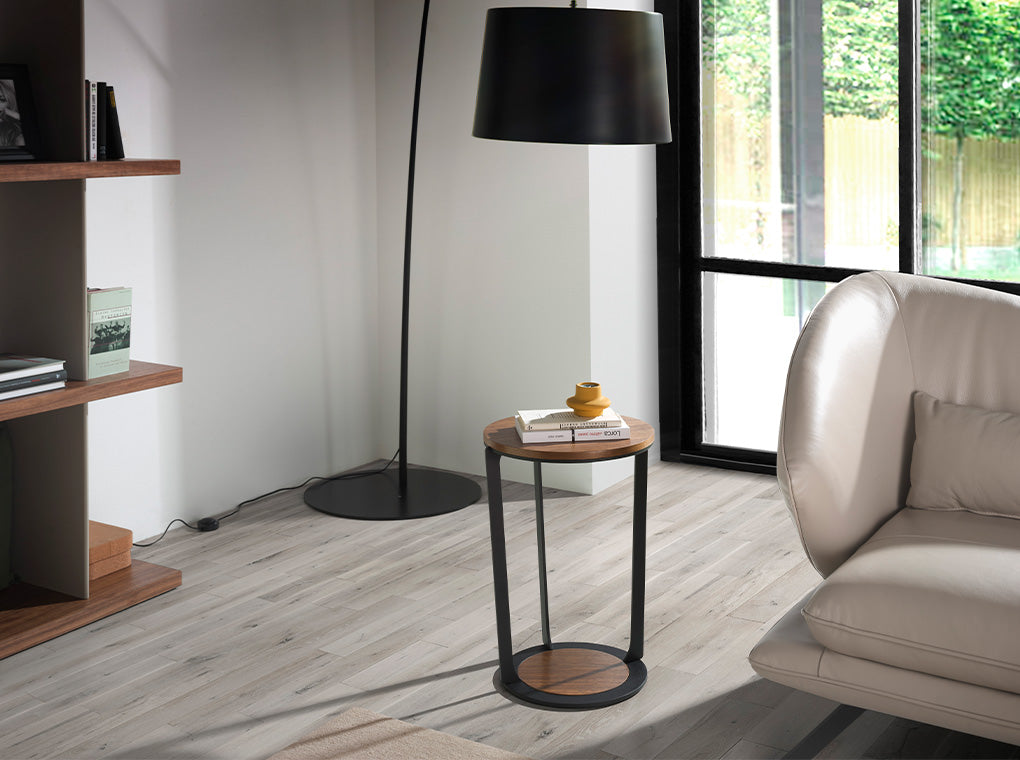 Mesa lateral de chapa de nogal y acero epoxi negro Angel Cerdá