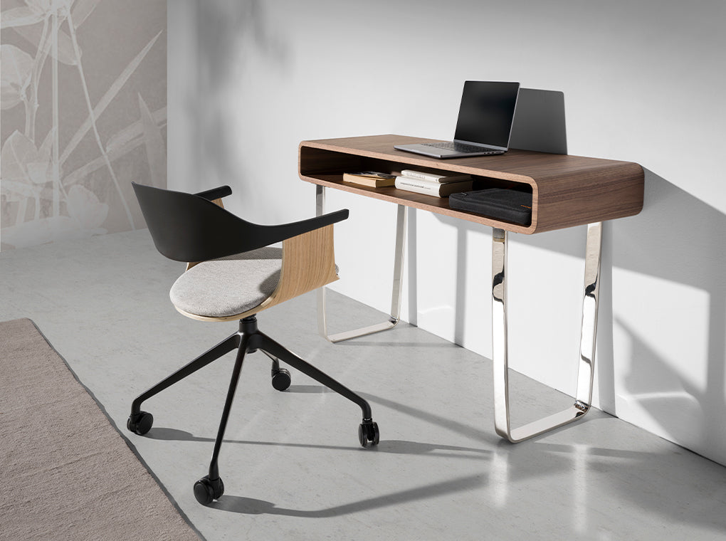 Consola con almacenamiento de nogal con diseño moderno de Angel Cerdá