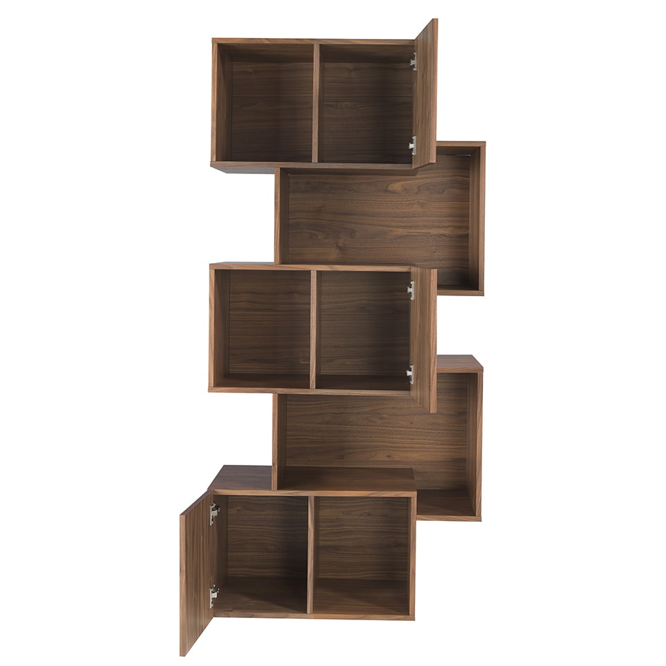 Biblioteca con estantes irregulares de madera de nogal con puertas de Angel Cerdá