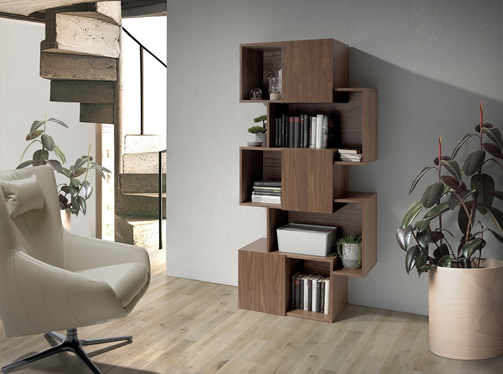 Biblioteca con estantes irregulares de madera de nogal con puertas de Angel Cerdá