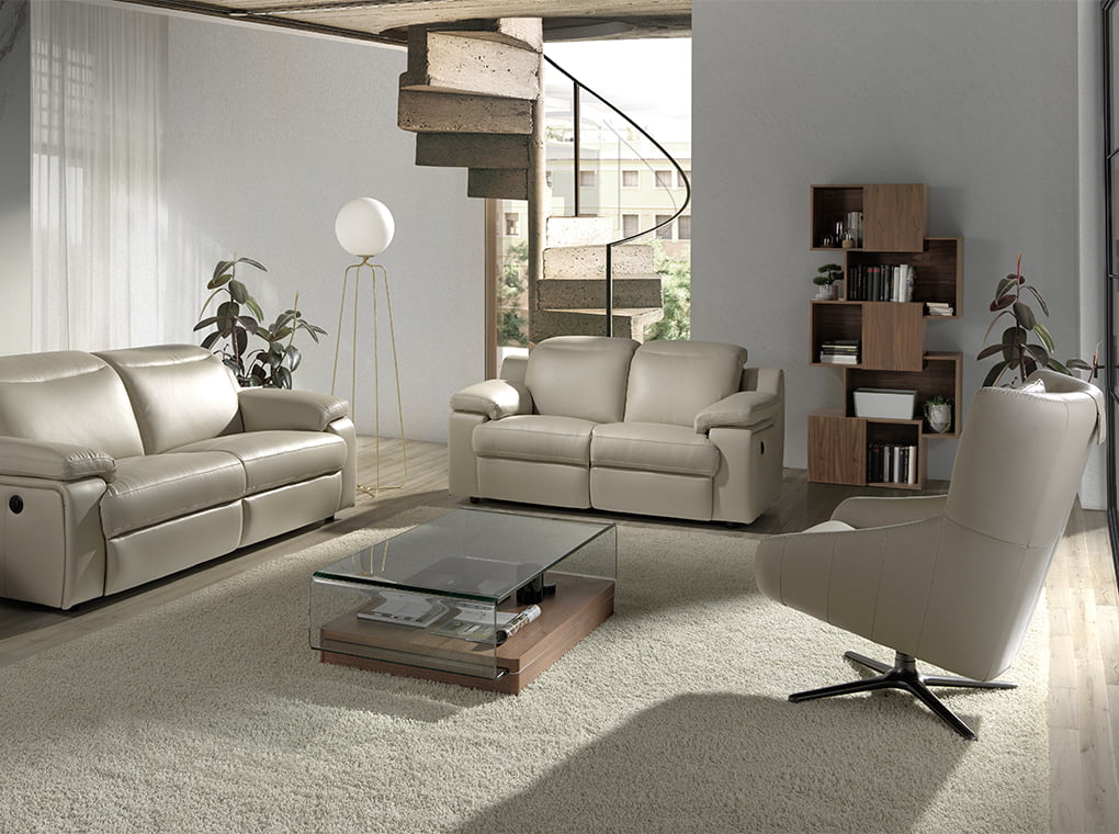 Biblioteca con estantes irregulares de madera de nogal con puertas de Angel Cerdá