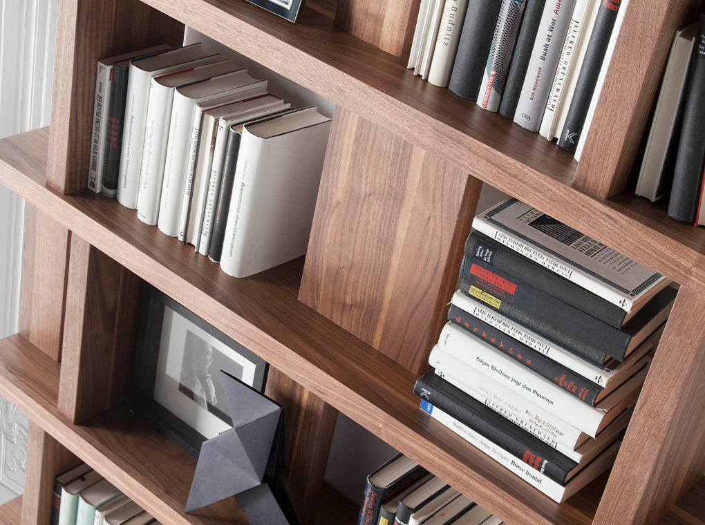 Biblioteca de Nogal con Diseño Moderno Angel Cerdá