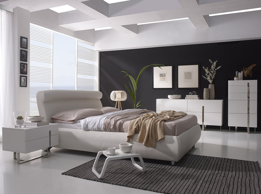 Cómoda blanca con patas de acero Angel Cerdá.