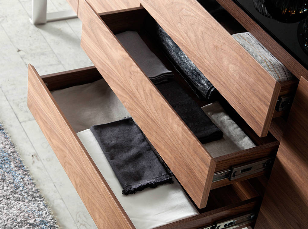 Cómoda de Nogal con Tablero de Cristal Negro Angel Cerdá