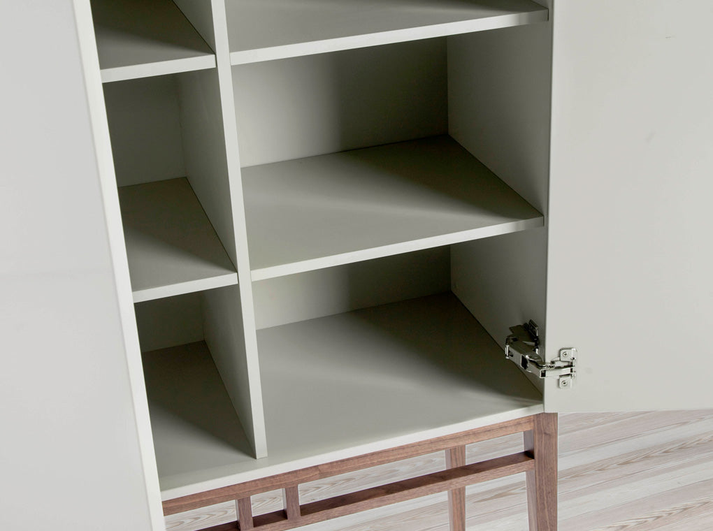 Cómoda con patas de nogal Angel Cerdá