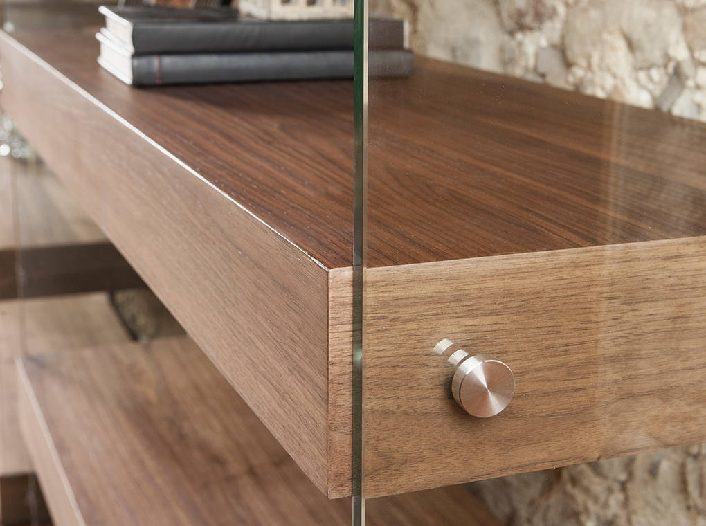 Biblioteca de Nuez y Vidrio Seguro con Diseño Moderno Angel Cerdá