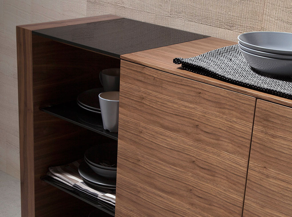 Cómoda de Nogal con estantes de Vidrio Negro Angel Cerdá