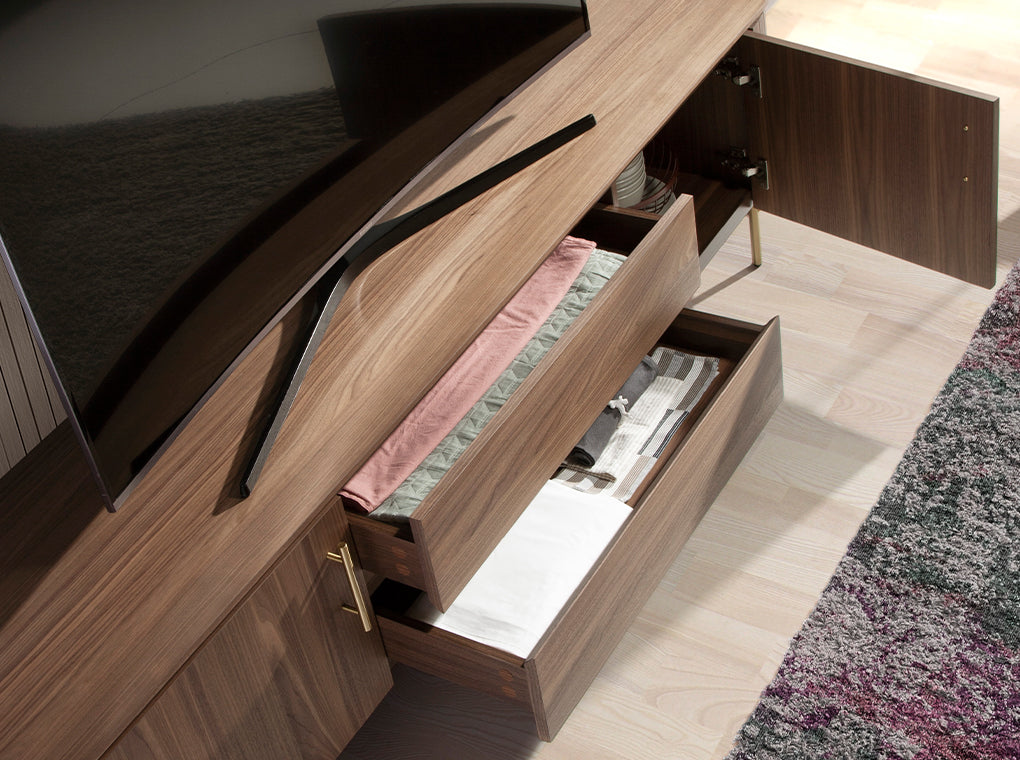 Cómoda de TV de madera de nogal y acero dorado