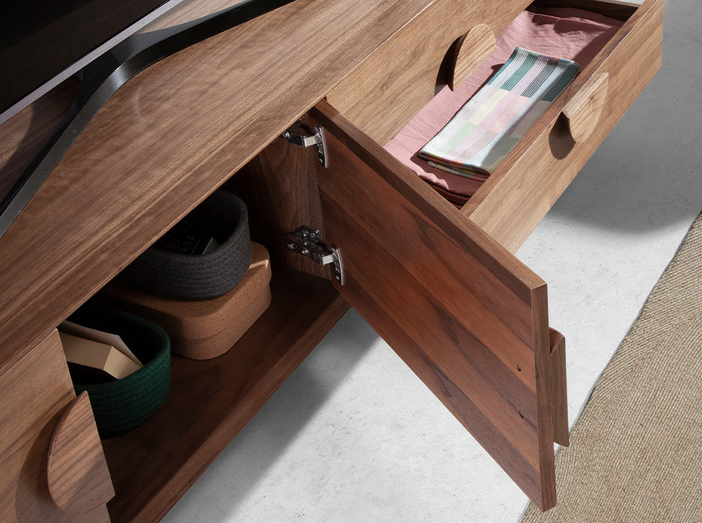 Cómoda de TV de madera de nogal con patas de acero negro Angel Cerdá