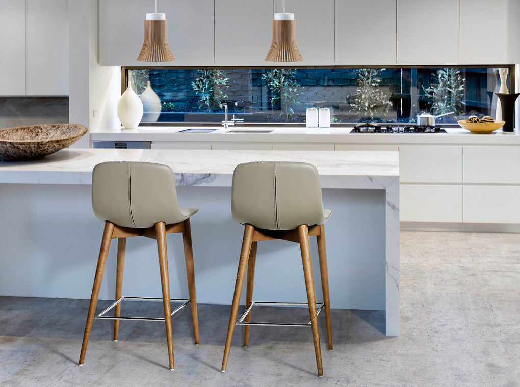 Taburete de bar tapizado en marrón Angel Cerdá.