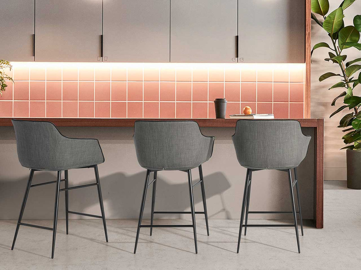 Taburete de bar en material gris con estructura negra de Angel Cerdá.