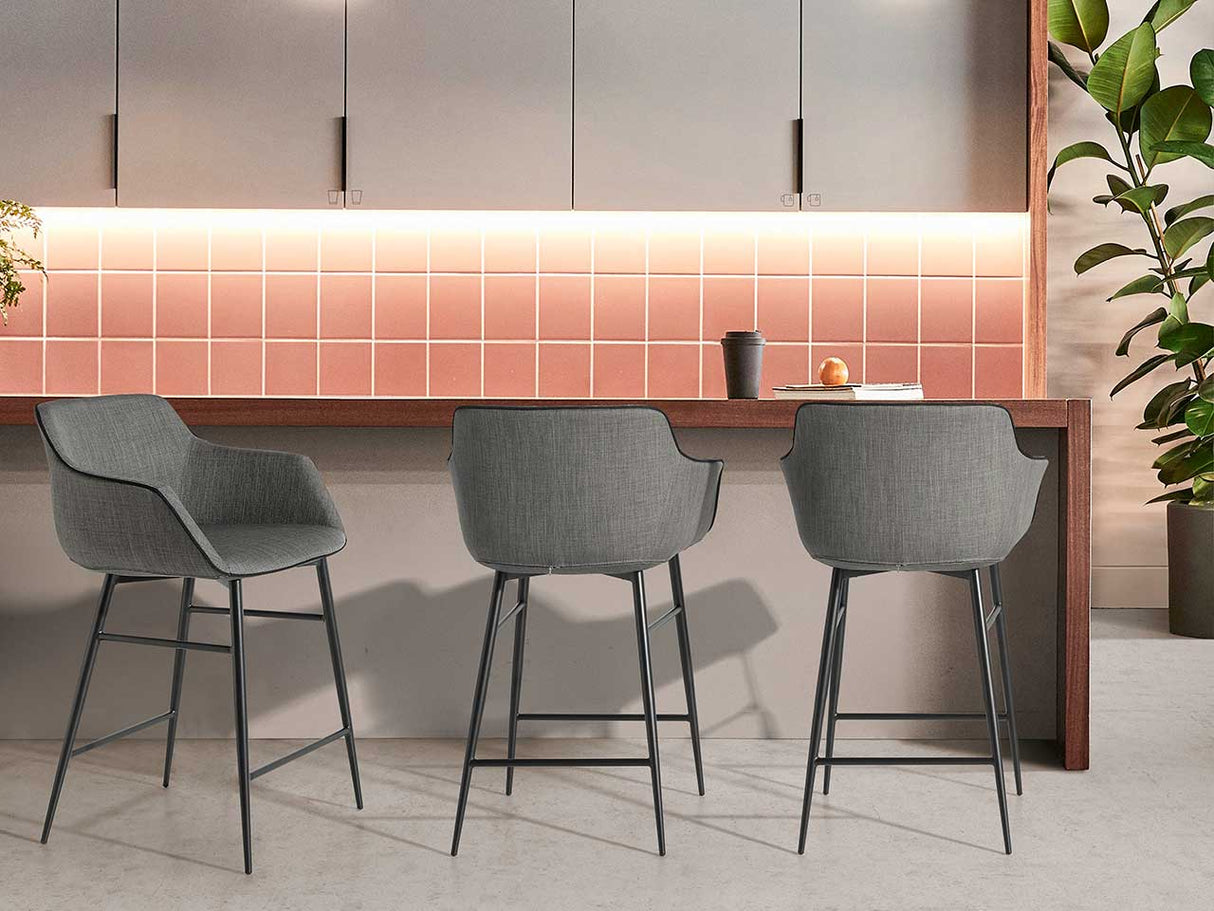 Taburete de bar en material gris con estructura negra de Angel Cerdá.