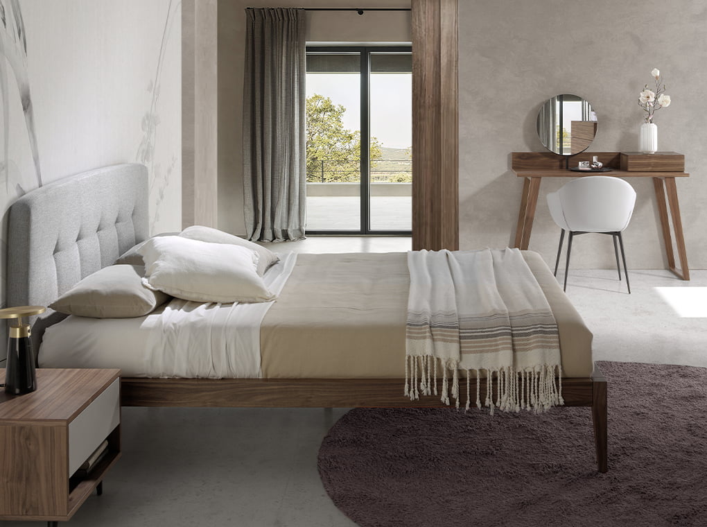 Silla tapizada con material textil y eco-cuero con patas de acero negro