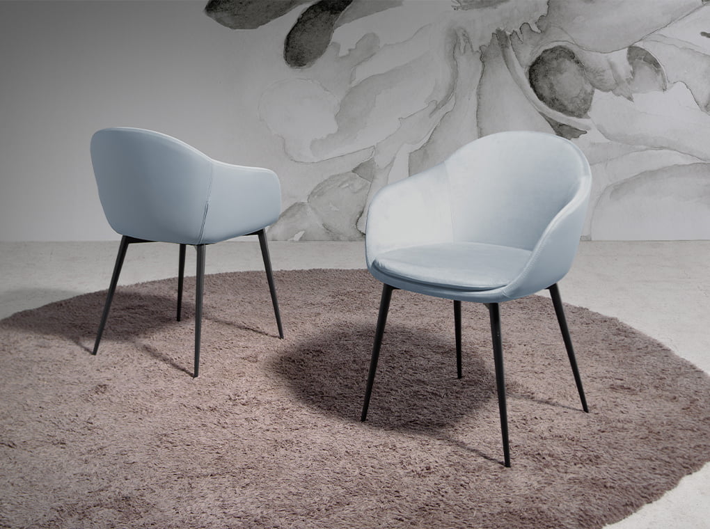 Silla tapizada con material textil y eco-cuero con patas de acero negro