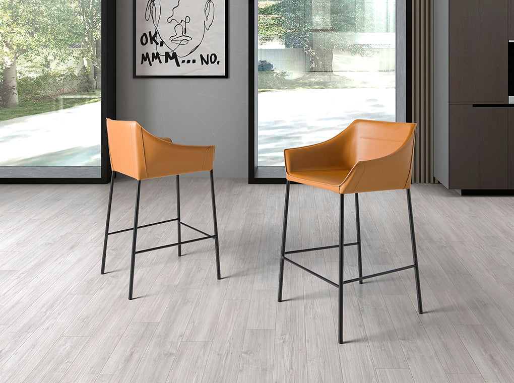 Taburete de bar de piel ecológica marrón con patas de acero negro Angel Cerdá.