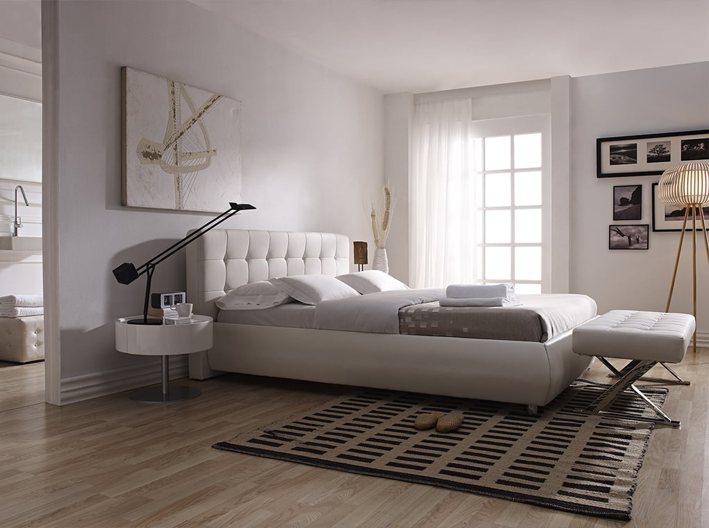 Banqueta blanca de eco-cuero con diseño moderno Angel Cerdá