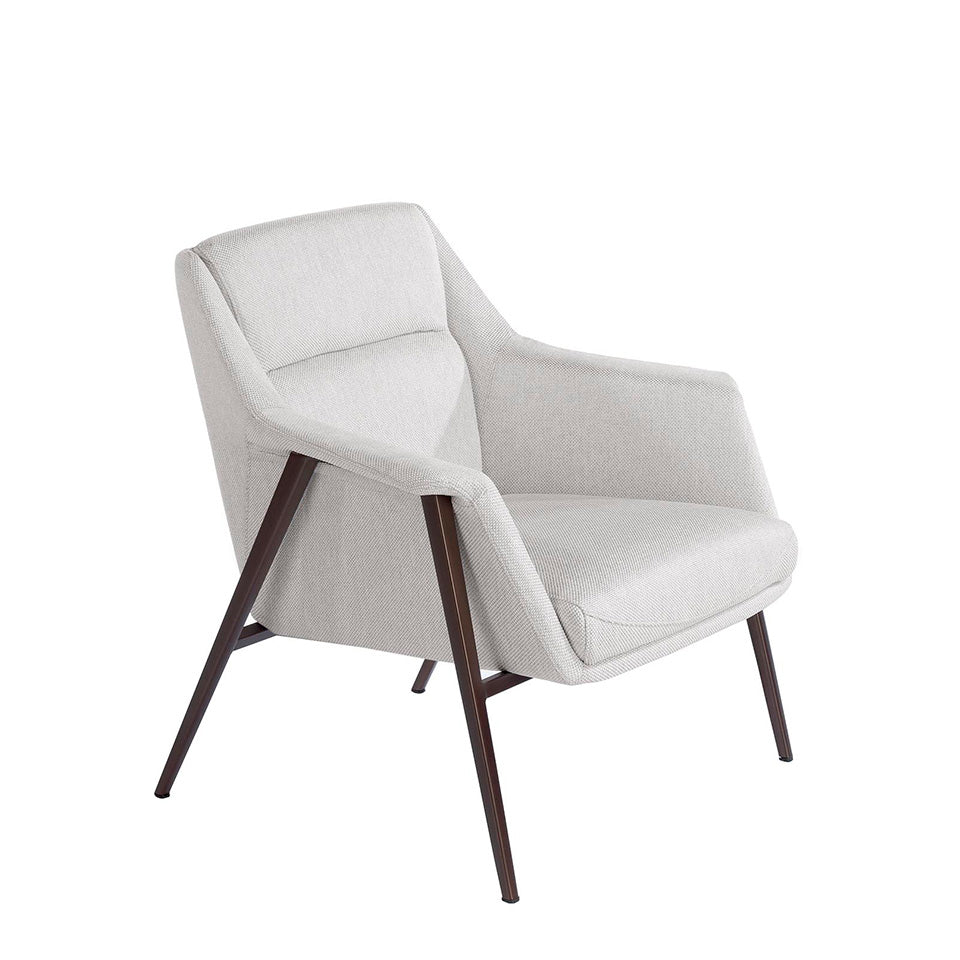 Sillón tapizado blanco con estructura de acero marrón
