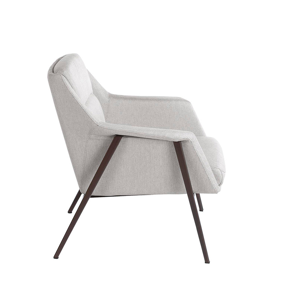 Sillón tapizado blanco con estructura de acero marrón