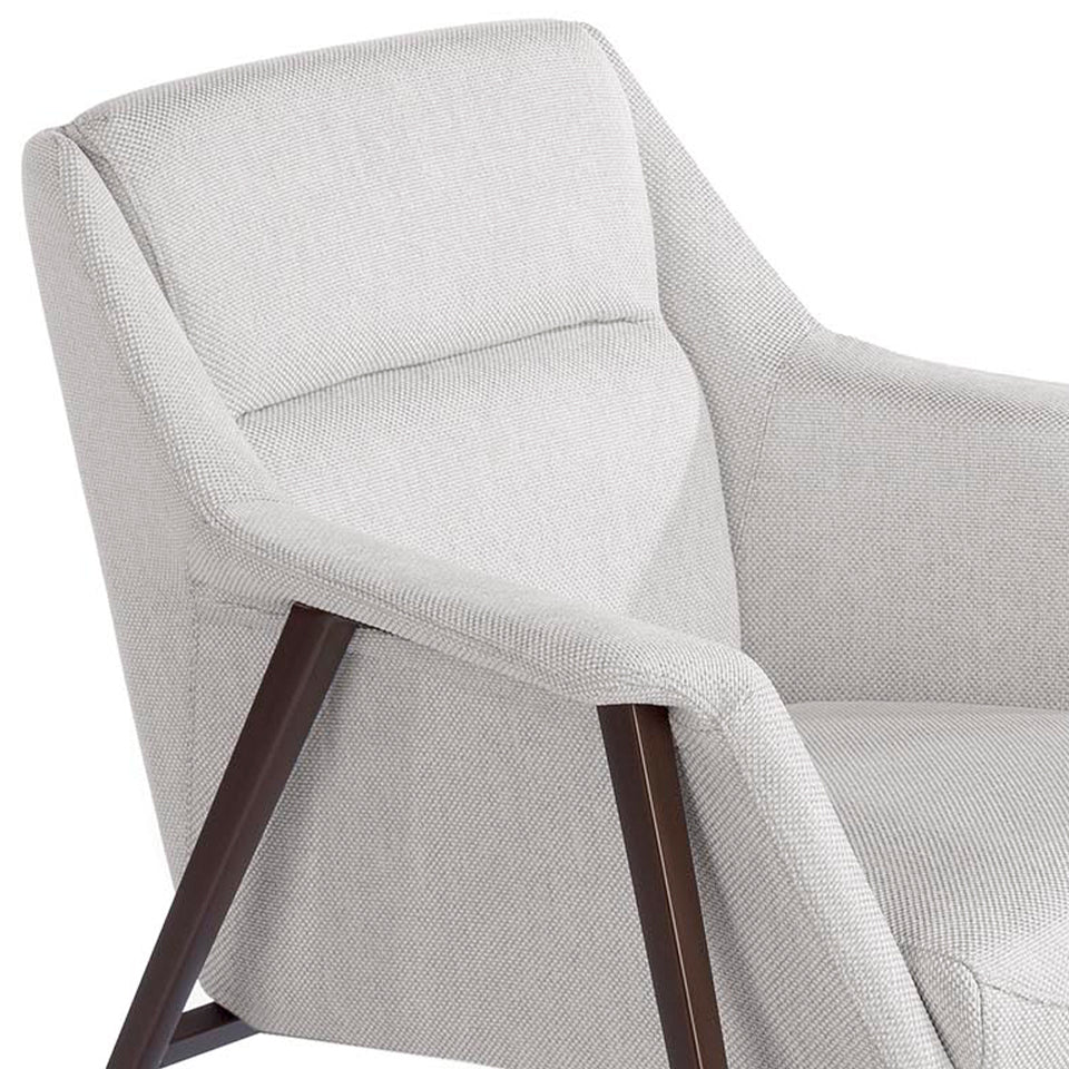 Sillón tapizado blanco con estructura de acero marrón
