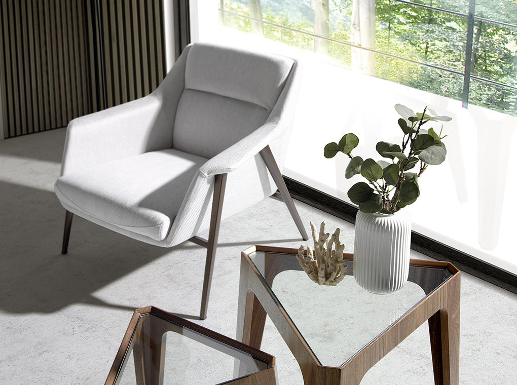 Sillón tapizado blanco con estructura de acero marrón