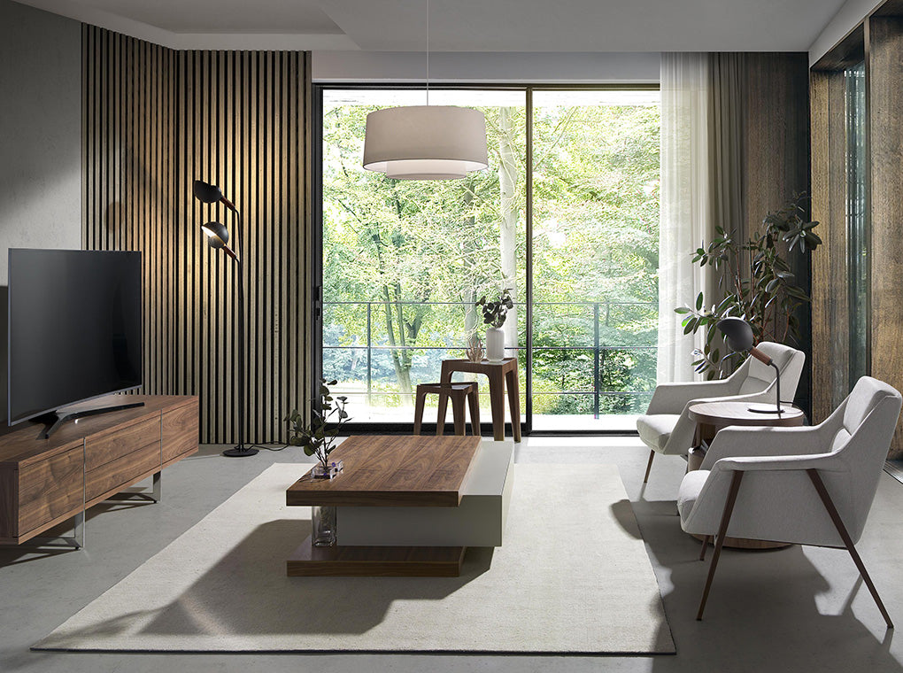 Sillón tapizado blanco con estructura de acero marrón