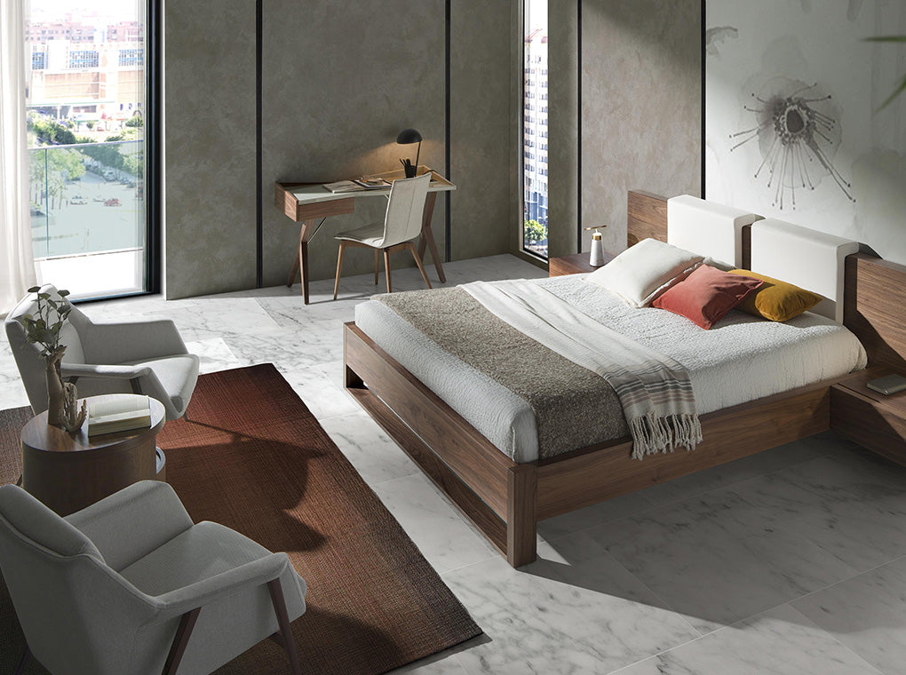 Sillón tapizado blanco con estructura de acero marrón