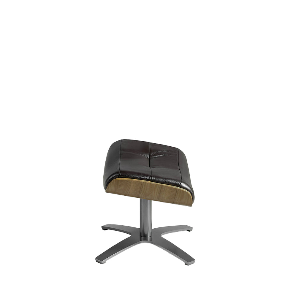 Taburete giratorio tapizado en piel de vaca marrón de Angel Cerdá.