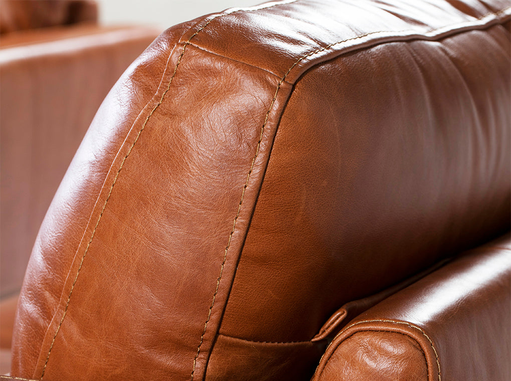 Sillón tapizado en piel de búfalo de Angel Cerdá