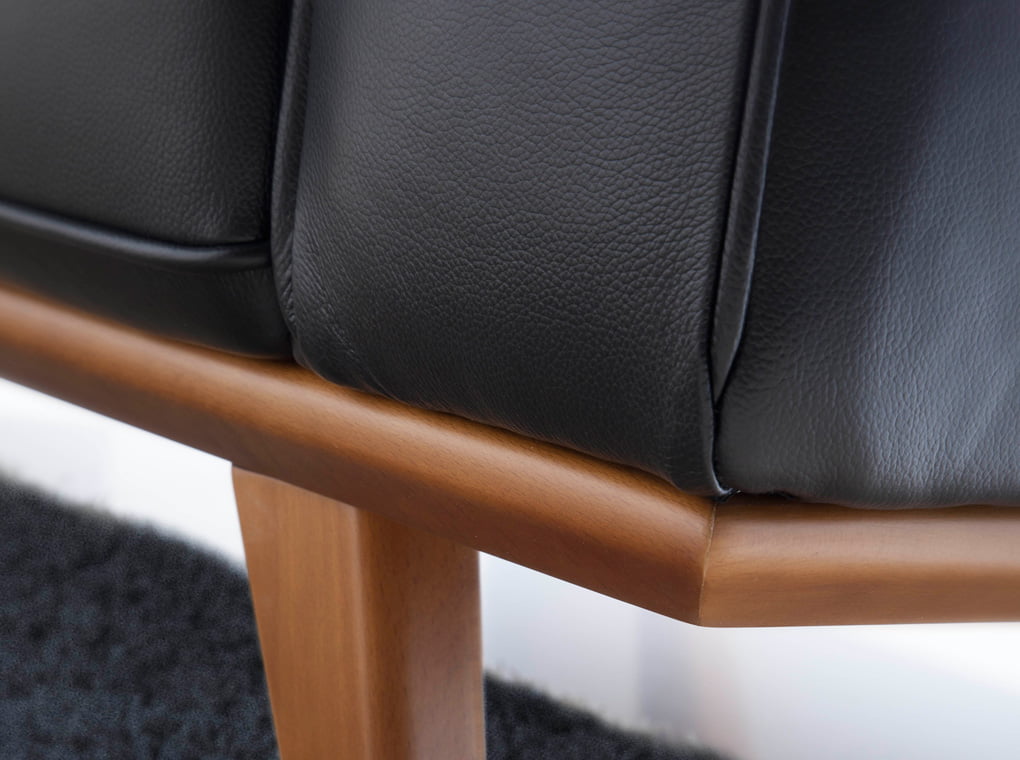 Sillón tapizado en piel de vaca modelo 5037 Angel Cerdá