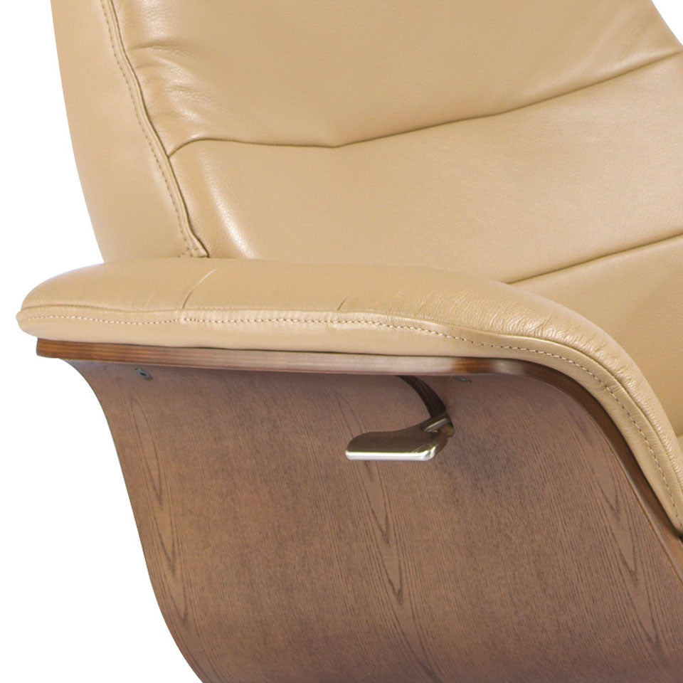 Sillón giratorio tapizado en piel de vaca beige de Angel Cerdá