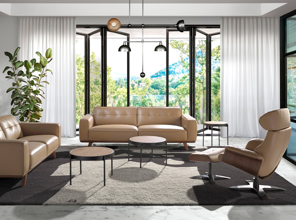 Sillón giratorio tapizado en piel de vaca beige de Angel Cerdá