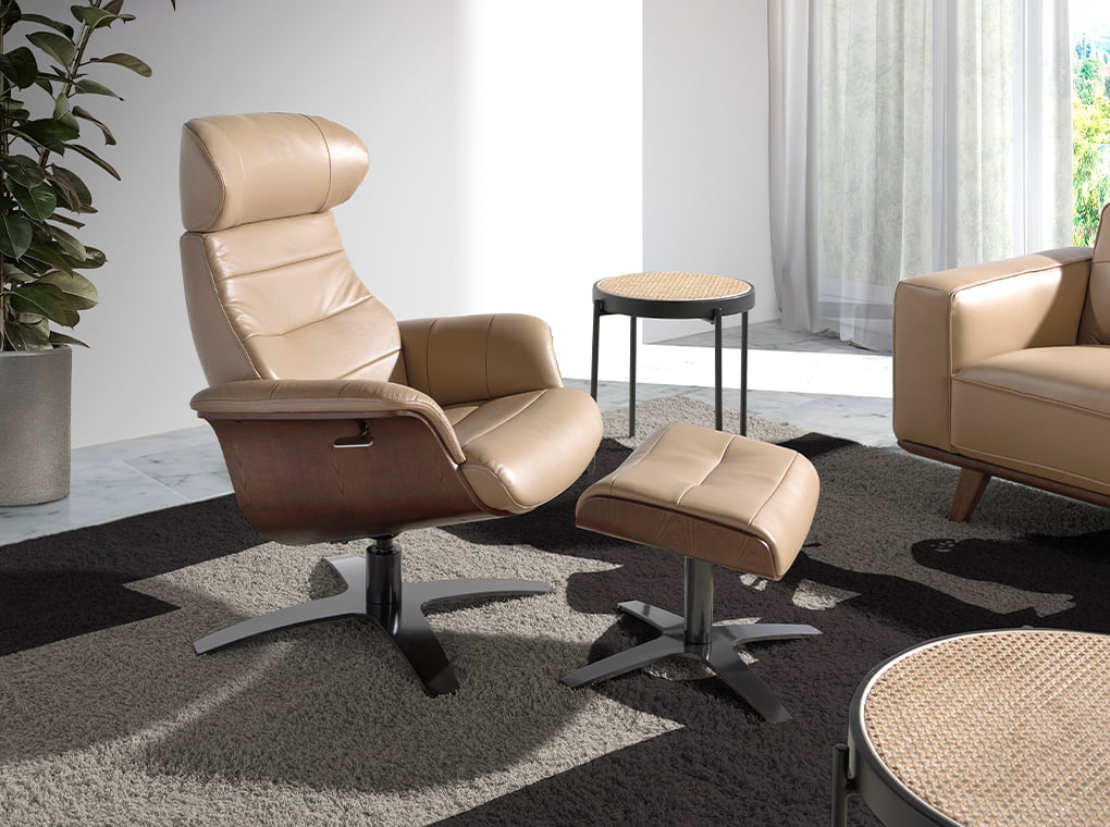 Taburete tapizado en piel de vaca beige de Angel Cerdá.