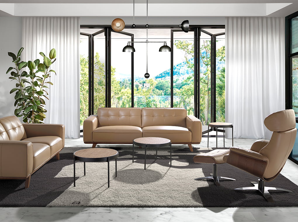 Taburete tapizado en piel de vaca beige de Angel Cerdá.