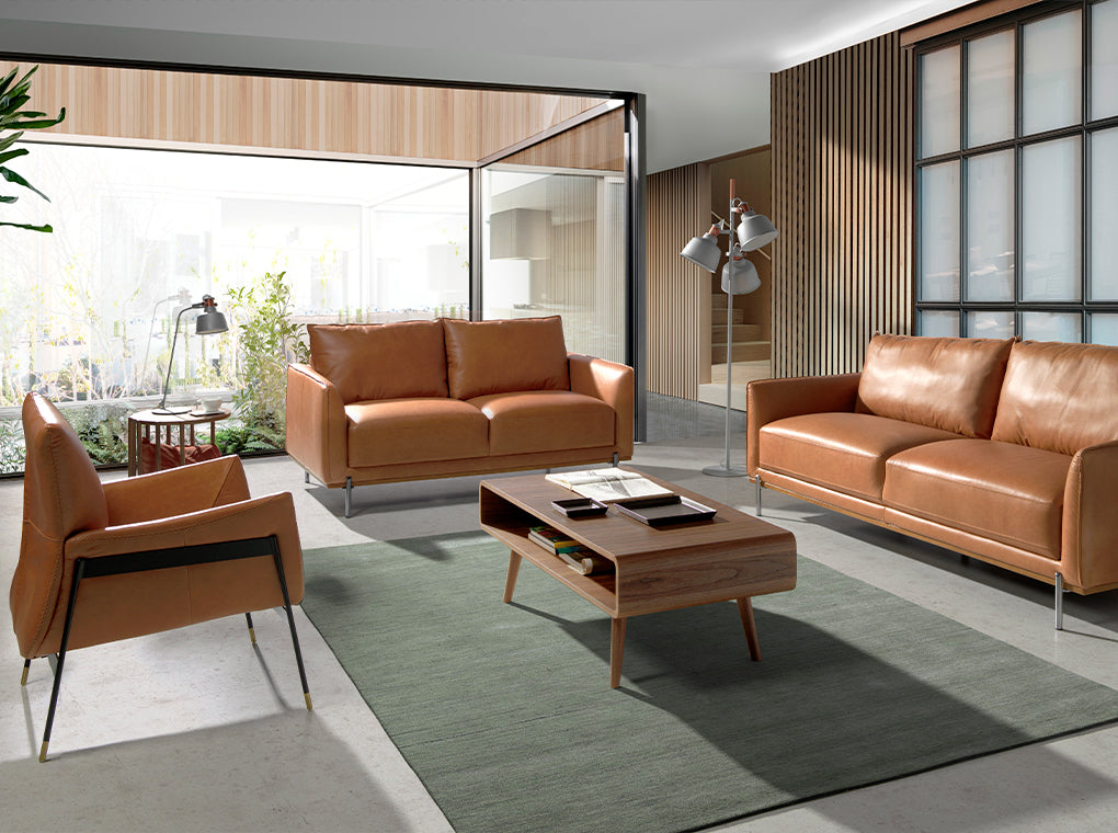 Sillón tapizado en piel de vaca marrón de Angel Cerdá