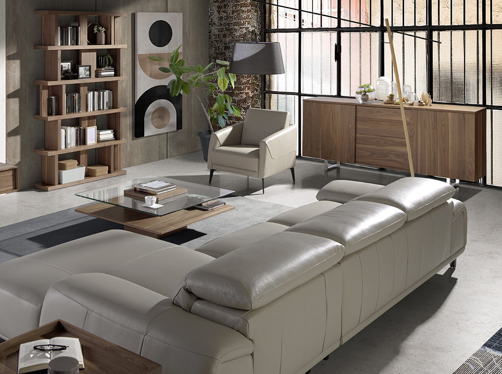 Sillón tapizado en piel gris topo de Angel Cerdá