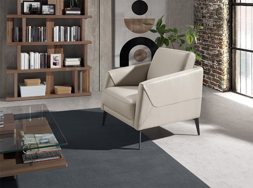 Sillón tapizado en piel gris topo de Angel Cerdá