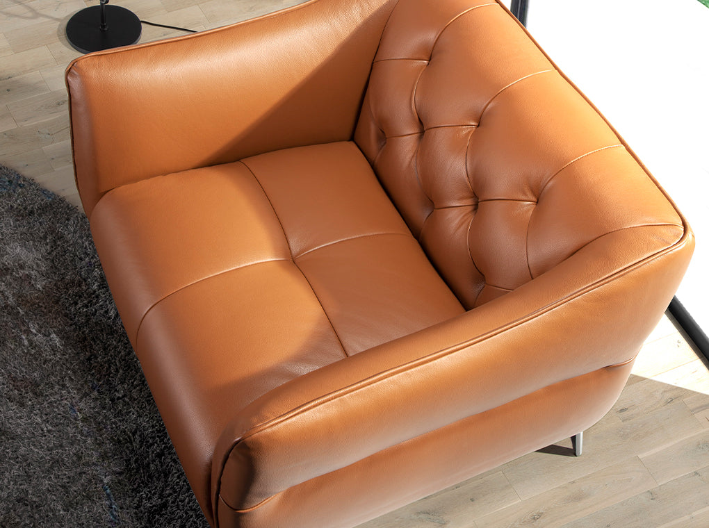 Sillón tapizado en piel marrón con modelo capitoné de Angel Cerdá