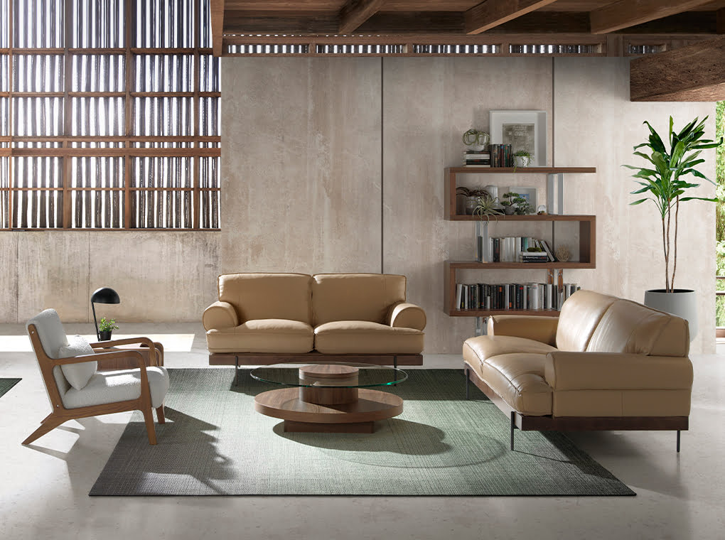 Sillón tapizado blanco con brazos de nogal