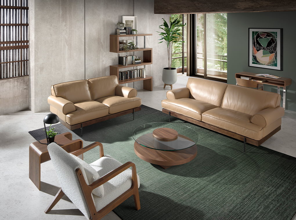 Sillón tapizado blanco con brazos de nogal