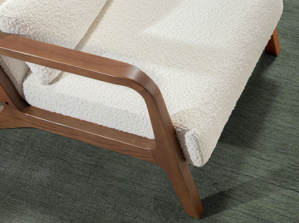 Sillón tapizado blanco con brazos de nogal