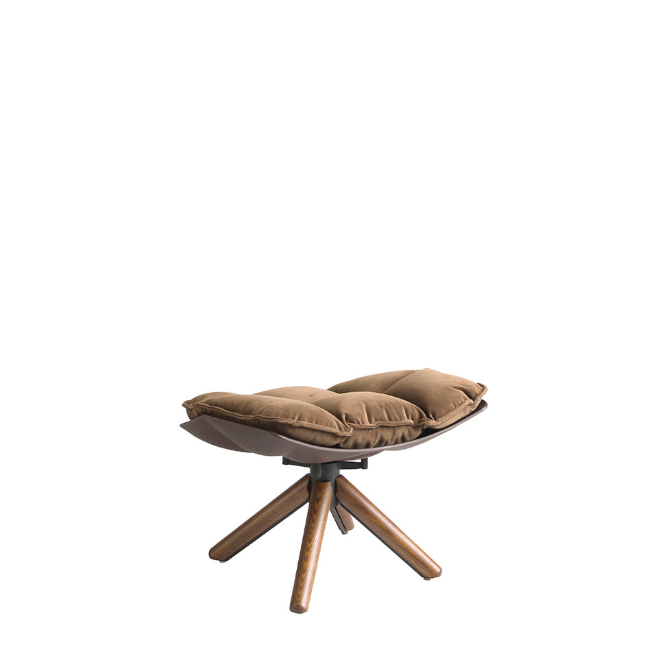 Taburete de terciopelo marrón con patas de madera de nogal de Angel Cerdá.