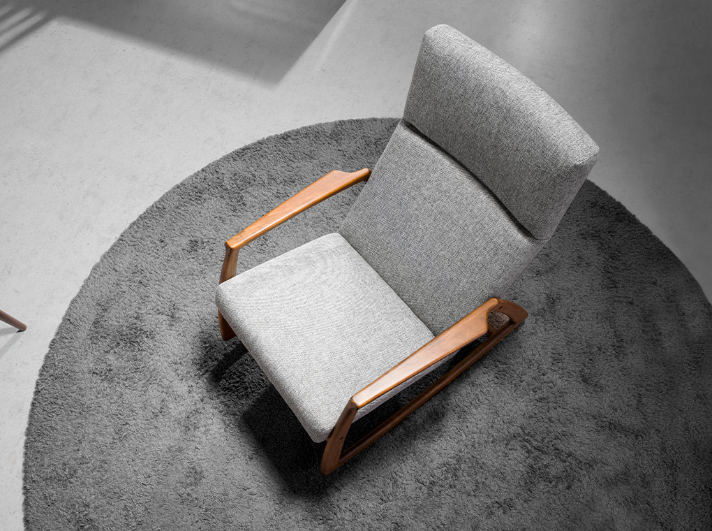 Sillón con balancín de tela gris Angel Cerdá